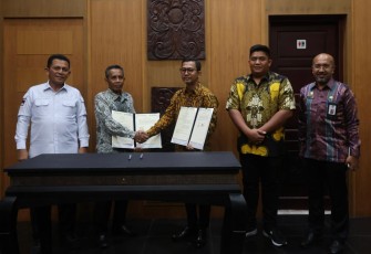 Gubernur Kepulauan Riau H Ansar Ahmad Menyaksikan Penandatanganan Nota Kesepakatan Bersama antara Perumda Air Minum Tirta Kepri Dengan PT Tirta Bintan Perkasa