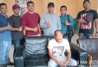 Tersangka saat diamankan Tim Opsnal Polsek Padang Bolak.
