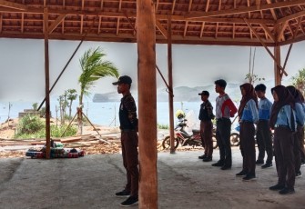 Babinsa Koramil 0801/09 Sudimoro Latih Anggota Saka Wira Kartika PBB Dan Ajak Bersihkan Pantai