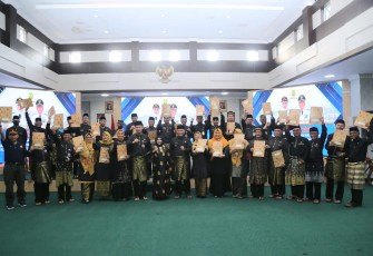 Wali Kota Tanjungpinang, Rahma saat menyerahkan dokumen pelaksanaan anggaran satuan kerja perangkat daerah (DPA-SKPD) kepada pimpinan OPD 