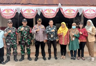 Dinkes Kapuas Hulu Bersama Satgas Pamtas RI-Mly Yonarmed 19/105 Trk Bogani Laksanakan Pemeriksaan Makanan di Pasar Badau