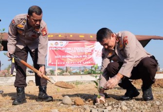 Bidhumas Polda Sulsel dan Polres Jajaran  Tanam 4545 Bibit Pohon