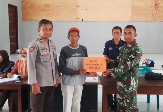 Sinergitas Babinsa Bersama Bhabinkamtibmas Berikan Pendampingan Dalam Penyaluran BLT