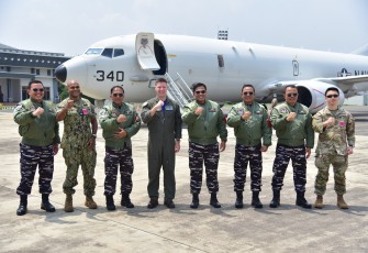 Subject Matter Expert Exchange (SMEE) dan DV Flight P-8 US Navy dalam bidang operasi maritim, Kepala Staf Angkatan Laut (Kasal) Laksamana TNI Dr. Muhammad Ali melaksanakan on board di Pesawat Udara United States Navy (P-8 Poseidon USN) di Base Ops Lanudal Juanda Puspenerbal, Jumat (15/12)