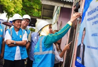Ketua TP-PKK Provinsi Kepulauan Riau Hj. Dewi Kumalasari Ansar bersama Bupati Kabupaten Bintan Roby Kurniawan saat ikut secara langsung meresmikan serta penyalaan pertama terhadap masyarakat penerima manfaat BPBL.