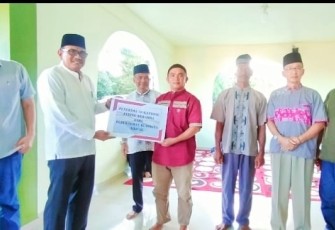 Penyerahan bantuan secara simbolis, di Masjid An Nur Desa Pengujan Selat Bintan II, Kecamatan Teluk Bintan Kabupaten Bintan, Selasa (28/03/2023).