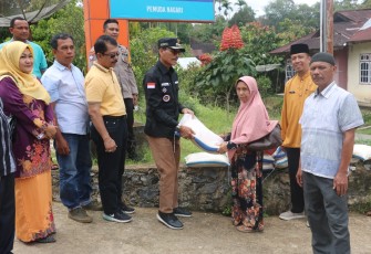 Bupati Limapuluh Kota Safaruddin menyerahkan bantuan Beras secara simbolis kepada penerima bantuan di Kantor Wali Nagari Koto Tangah, Kecamatan Bukit Barisan.