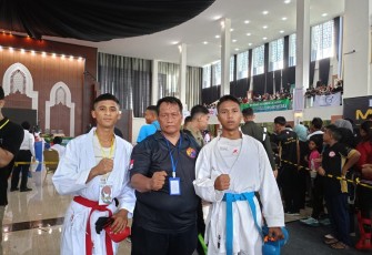 Komandan Lanudal Sabang, Mayor Laut (P) Nasrulloh saat memberikan apresiasi kepada prajuritnya yang berprestasi di Aula Mako Lanudal Sabang, Rabu (20/9/2023).