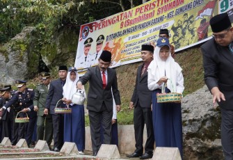  Upacara Tabur Bunga/Ziarah di Titian Dalam, Pandam Gadang, Kecamatan Gunuang Omeh berlangsung khidmat.