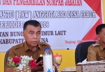 Bupati Natuna, Wan Siswandi pada acara pelantikan Anggota BPD PAW Desa Ceruk 