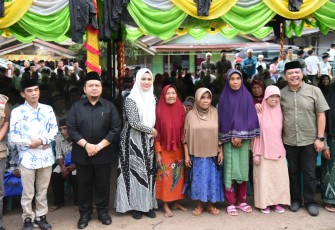 Bupati Tapsel H. Dolly Pasaribu ( Kemeja Hitam), ketua TP. PKK Ny. Rosalina Dolly Pasaribu ( samping Bupati), Pj Sekda Parlindungan Harahap (Kemeja Coklat) dan Anggota DPRD Tapsel dari Fraksi Gerindra Irman Siregar (Samping Bupati pakai Peci) saat Silaturrahim Ramadhan 1444 Hijriyah di Kecamatan Angkola Sangkunur.