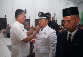 Bupati Natuna saat Lantik PAW Kades Pangkalan di Serasan 