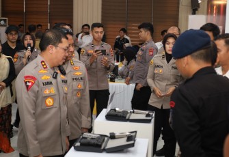 Biro Logistik Polda Banten launching aplikasi E Logistik bertempat di Aula Serbaguna Polda Banyen pada Kamis (14/12). Kegiatan dihadiri Kapolda Banten Irjen Pol Abdul Karim, Danrem 064/MY diwakili Kasilog Korem 064/MY Kolonel Cba Arwan Asrib, ASDA 3 Provinsi Banten Drs. E. A. Deni Hermawan, Wakil DPRD Provinsi Banten H. Fahmi, Wakapolda Banten Brigjen Pol H. M. Sabilul Alif dan PJU Polda Banten