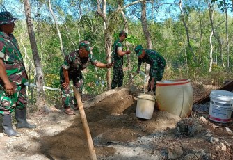 Danramil 0801/11 Donorojo Dampingi Danrem 081/Dsj Tinjau Pembangunan Sumur Bor