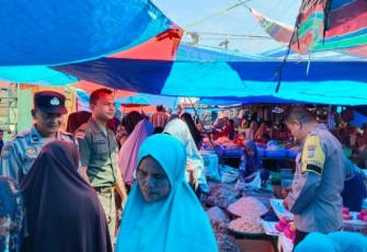 TNI Dan Polri  Kompak Giat Pengamanan di Pasar Sipirok