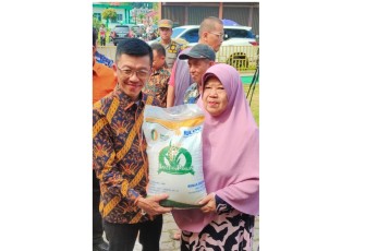 PJ Walikota  Hasan S.Sos saat memberikan beras pada Masyarakat KPM