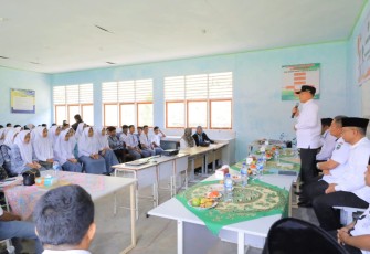 Plt. Bupati Pasaman Sabar AS berikan motivasi kepada pelajar SMA 1 Mapattungul Selatan, saat menghadiri kegiatan PIK (Pusat Informasi Konseling) Remaja di lingkungan sekolah itu, di Silayang, Rabu (08/11)