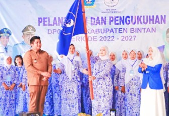 Bupati Bintan Roby Kurniawan saat mengukuhkan Dewan Perwakilan Cabang Ikatan Wanita Pengusaha Indonesia (DPC IWAPI) Bintan periode 2022 - 2027, Selasa (10/10)