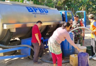 Serka Suharjo telah menjalankan tugas mulia dengan menyebarkan bantuan air bersih sebanyak 1.200 liter kepada warga setempat, Sabtu (12/8/2023).