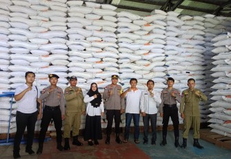 Polsek Bunguran Barat saat Monitoring dan Cek Bahan Pokok Aman dan Terpenuhi Jelang Nataru 2024
