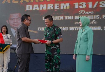 Wali Kota Bitung Maurits Mantiri saat memberikan cenderamata kepada Mantan Danrem 131/Stg Manado