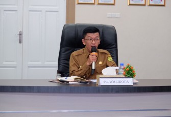 Pj Wali Kota Tanjungpinang Hasan S.Sos memimpin rapat koordinasi