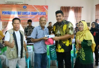 Bupati Bintan Roby Kurniawan SPWK saat Serahkan BLT Bagi Lansia