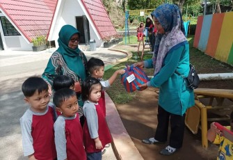 PAUD Permata Ibu menggelar kegiatan "Rekreasi Sambil Berbagi".