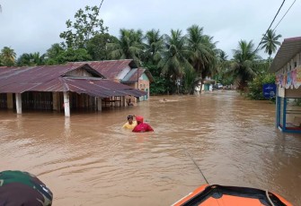 Situasi saat banjir melanda Kabupaten Agam, Padang Pariaman dan Kota Padang, Provinsi Sumatra Barat, Jumat (14/7).