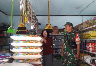 Babinsa Koramil Sepang saat Cek Harga Pangan di Kios Milik Warga
