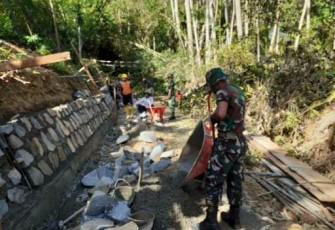 Babinsa Koramil 0801/04 Bantu Warga Bangun Talud