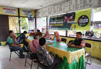 Babinsa Koramil 1016-02/Bukit Batu saat Bantu Mediasi Sengketa Tanah Warga 