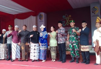 Para pimpinan peserta upacara Hardiknas Tahun 2023 Kabupaten Tulungagung memakai pakaian adat jawa