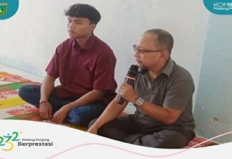 Kepala DPMPTSP Ewasoska meminta para orangtua jangan ragu melepaskan anaknya bekerja ke luar negeri.