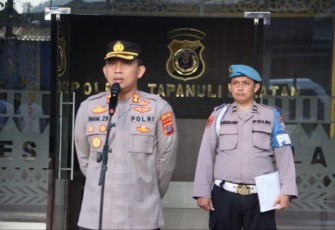 Kapolres Tapsel, AKBP Imam Zamroni, saat memimpin Apel pagi rutin di hadapan seluruh personelnya, Senin, (6/3/2023).