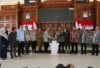 Bank Jatim dan Pemkab Tuban saat Launching BUMDes dan BUMDesma di Pendopo Kabupaten Tuban (14/3).