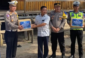 Satlantas Polres Lingga Bagikan Paket Sembako Kepada Masyarakat