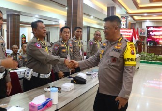 Kapolda Kalteng Irjen Pol. Drs. Djoko Poerwanto melalui Karoops Kombes Pol. Tory Kristian, S.I.K. memimpin langsung kegiatan Latihan Pra Operasi (Latpraops) Lilin  Telabang 2023 yang bertempat di Aula Arya Dharma Mapolda setempat, Selasa (19/12/2023)