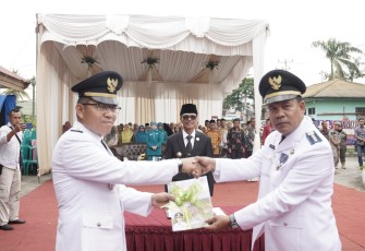 Bupati Limapuluh Kota, Safaruddin saat memberikan sambutan, seusai menyaksikan serah terima jabatan pejabat Camat Harau.