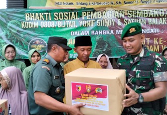Hari Juang TNI AD ke - 78 dan HUT Ke - 75 Kodam V/Brw Tahun 2023, Kodim 0808/Blitar bersama Yonif 511/DY dan Satuan Balak Wilayah Blitar, menggelar kegiatan bhakti sosial pembagian sembako / santunan kepada Pondok Asuh Anak Yatim "Nurul Ilmi", bertempat di Dusun Siraman RT. 1 RW. 4 Desa Siraman Kec. Kesamben Kab. Blitar, Rabu (13/12/2023)
