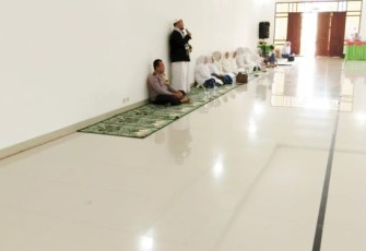 Bhabinkamtibmas Polsek Padang Bolak, Aipda Martua Siregar, berupaya hadir memberi rasa aman dan nyaman di tengah-tengah masyarakat. Saat berlangsungnya pengajian dari Badan Kontak Majelis Taklim (BKMT), pada Selasa (8/8/2023) pagi,