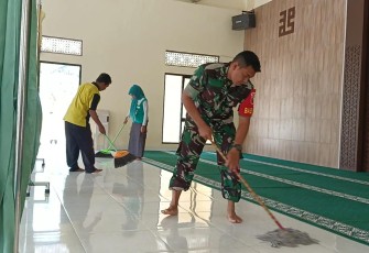 Anggota Koramil 0801/11 Donorojo Bantu Bersihkan Masjid