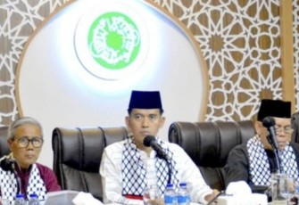 Ketua MUI Bidang Fatwa Prof Asrorun Niam Sholeh saat menyampaikan hasil fatwa MUI,  di Kantor MUI, Menteng, Jakarta Pusat, Jumat (10/11/23).