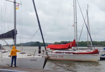 Tampak Kapal Layar saat bersandar di Marina Pontoon BBT Lagoi