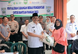 Wujud Kepedulian Pemerintah Pusat dan Daerah Beras Bantuan di Salurkan