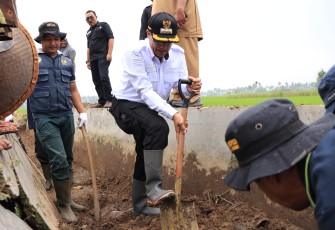 Pj. Wali Kota Payakumbuh Rida Ananda saat gotong royong bersama membersihkan saluran irigasi di Banda Sawah Baruah, Kelurahan Tigo Koto Diate.