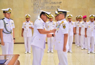 Kepala Staf Angkatan Laut (Kasal) Laksamana TNI Dr. Muhammad Ali memimpin langsung jalannya Sertijab Asops Kasal tersebut, dari Laksda TNI Dr. Denih Hendrata kepada Laksda TNI Yayan Sofiyan