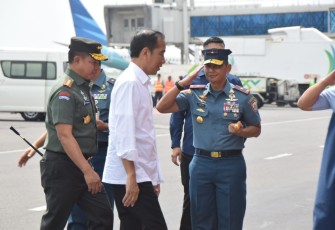 Komandan Pangkalan Utama TNI AL (Danlantamal) V Brigjen TNI Marinir Joni Sulistiawan, S. H., M. Han menyambut kedatangan Presiden RI Ir. Joko Widodo dan Panglima TNI Jenderal TNI Agus Subiyanto, S. E., M. Si., di Bandara Internasional Juanda Surabaya. Rabu (27/12/2023)