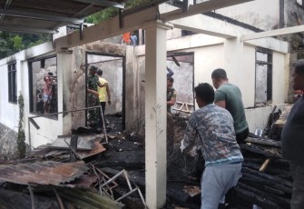 Personil Koramil 1310-02/Lembeh Kodim 1310/Bitung bersama warga bersihkan puing-puing sisa Kebakaran