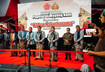 Kapolri Jenderal Listyo Sigit Prabowo, Panglima TNI Laksamana Yudo Margono dan seluruh Kepala Staf TNI, di Lapangan Bhayangkara, Jakarta Selatan, Jumat, 3 Februari 2023, malam. 